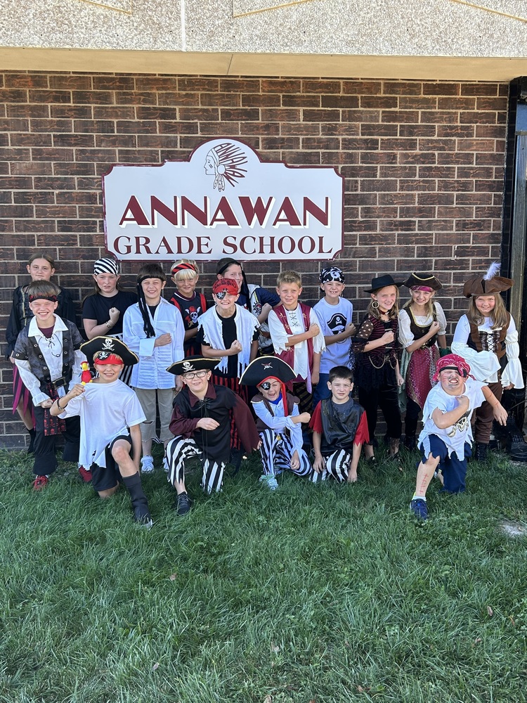 picture of 4th grade students dressed as pirates for Pirate Day