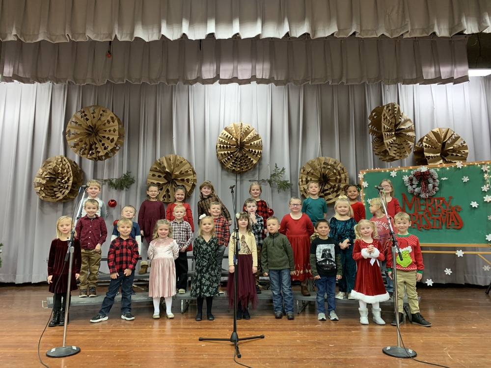 picture of kindergarten class singing their Holiday Songs on stage